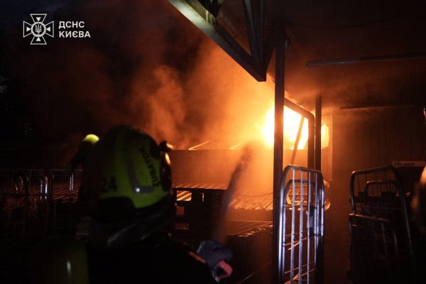 У Києві спалахнула пожежа у супермаркеті в Дарницькому районі
                                