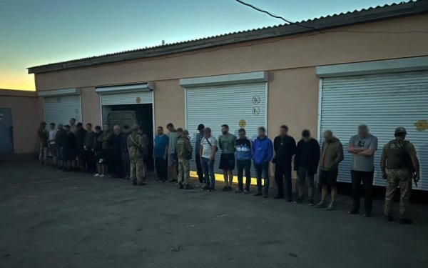 Біля кордону із Молдовою затримали 23 чоловіків, які добиралися до держрубежу зерновозом
Біля кордону із Молдовою затримали 23 чоловіків, які добиралися до держрубежу зерновозом