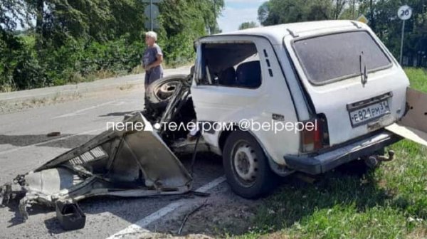 В Белгородской области танк с "неадекватными военными" переехал гражданскую машину В Белгородской области танк с "неадекватными военными" переехал гражданскую машину