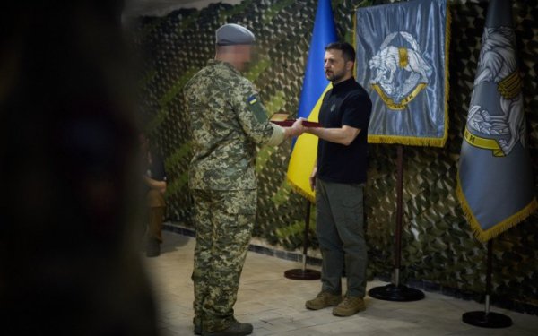 Зеленський під час поїздки на Харківщину вручив воїнам нагороди
Зеленський під час поїздки на Харківщину вручив воїнам нагороди