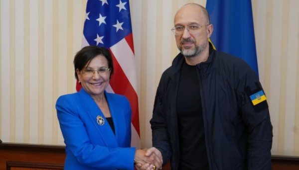 Україна отримає найближчими тижнями $3,9 мільярда від США: Шмигаль зустрівся із Пріцкер Україна отримає найближчими тижнями $3,9 мільярда від США: Шмигаль зустрівся із Пріцкер
