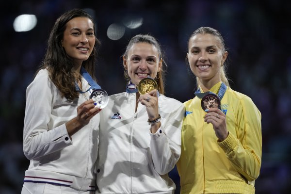 
Первая медаль Украины на Играх-2024 в Париже: яркие фото Харлан с олимпийского пьедестала
