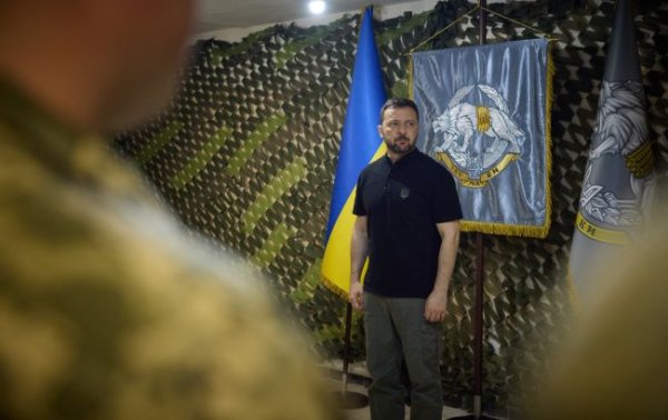Зеленський відвідав передову біля Вовчанська та Дергачі
Зеленський відвідав передову біля Вовчанська та Дергачі
