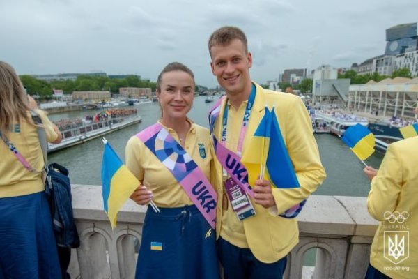 Церемония открытия Олимпиады-2024: как плыла на лодке сборная Украины (фото, видео)
Церемония открытия Олимпиады-2024: как плыла на лодке сборная Украины (фото, видео)