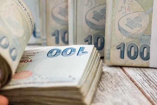 На Мосбирже начались проблемы с турецкой лирой из-за санкций США
На Мосбирже начались проблемы с турецкой лирой из-за санкций США