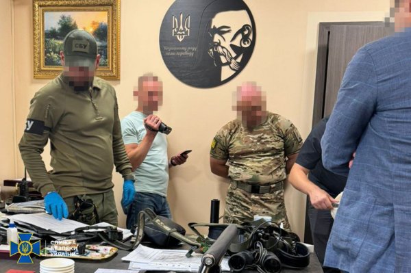 Керівників двох ТЦК Київської області викрили на хабарах. У них знайшли понад $1 млн
Керівників двох ТЦК Київської області викрили на хабарах. У них знайшли понад $1 млн