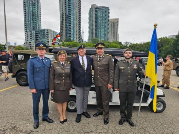 Украинские воины впервые приняли участие в параде в Торонто Украинские воины впервые приняли участие в параде в Торонто