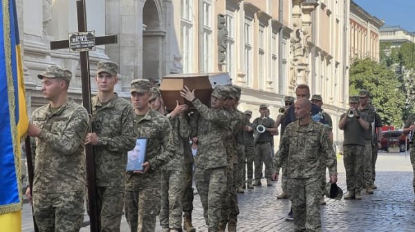 Во Львове похоронили военного, который погиб во время операции в Курской области Во Львове похоронили военного, который погиб во время операции в Курской области