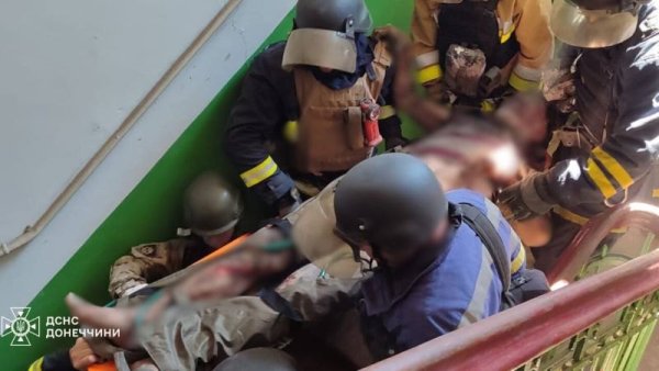 У Краматорську з-під завалів житлового будинку врятували чоловіка
У Краматорську з-під завалів житлового будинку врятували чоловіка