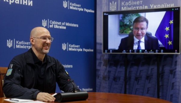 Шмигаль та Домбровскіс обговорили енергетичні санкції проти Росії Шмигаль та Домбровскіс обговорили енергетичні санкції проти Росії
