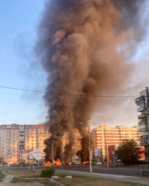 
Через удар РФ по Сумах сталися пожежі, триває пошук постраждалих 