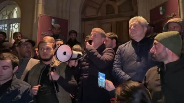 В Абхазии оппозиция призвала лидера страны подать в отставку В Абхазии оппозиция призвала лидера страны подать в отставку