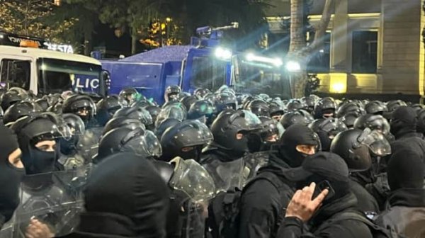 Грузинская полиция оттеснила протестующих и снесла палаточный городок Грузинская полиция оттеснила протестующих и снесла палаточный городок