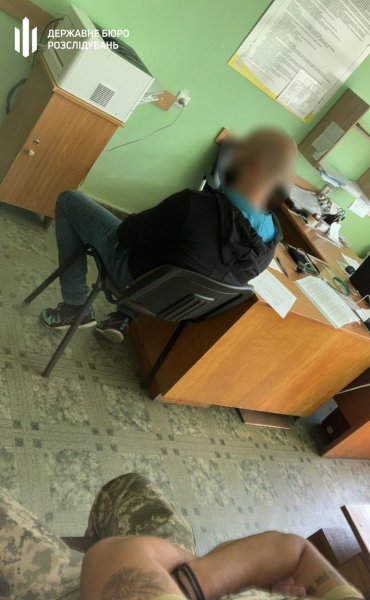 ​ДБР ліквідувало ще одну схему для ухилянтів: війська почали поповнюватись тими, хто намагався купити собі "білі" квитки
                                