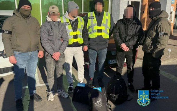 У Києві затримали ще чотирьох паліїв. Вони спалили залізничну шафу та декілька військових авто
У Києві затримали ще чотирьох паліїв. Вони спалили залізничну шафу та декілька військових авто