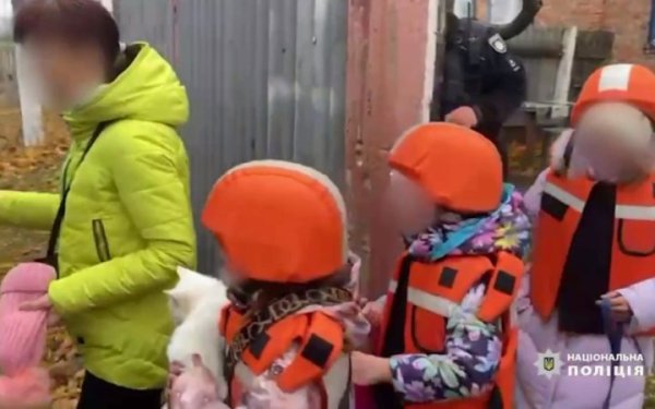 Із прифронтових територій Херсонщини евакуювали дві сім'ї з шістьма дітьми
Із прифронтових територій Херсонщини евакуювали дві сім'ї з шістьма дітьми