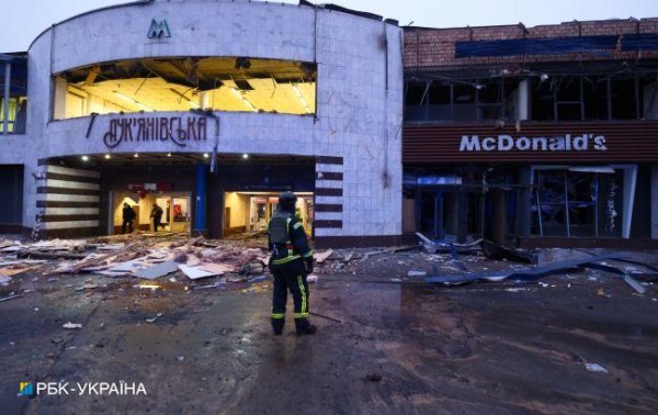 Як виглядає Лук'янівка у Києві після атаки Росії: фоторепортаж
Як виглядає Лук'янівка у Києві після атаки Росії: фоторепортаж