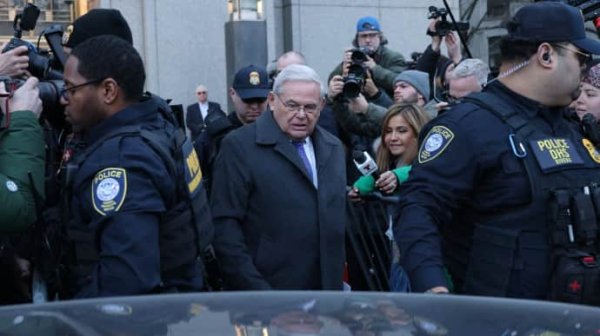 Бывший американский сенатор-демократ приговорен к 11 годам заключения за коррупцию Бывший американский сенатор-демократ приговорен к 11 годам заключения за коррупцию