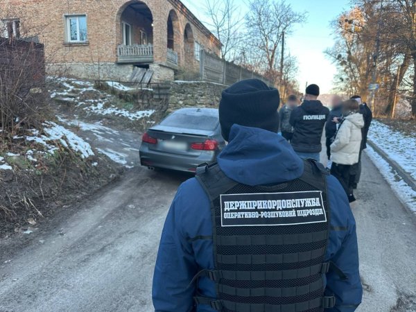 Житель Тернопільщини вербував українців для перевезення нелегалів Європою
Житель Тернопільщини вербував українців для перевезення нелегалів Європою