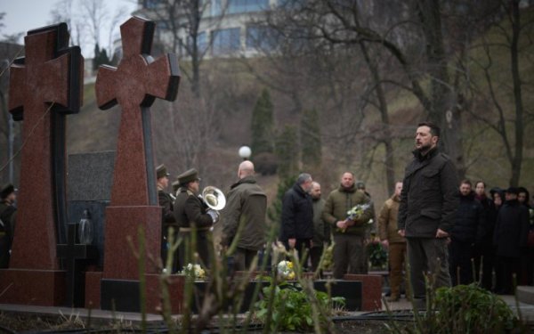Зеленський на Аскольдовій могилі ушанував пам’ять Героїв Крут
Зеленський на Аскольдовій могилі ушанував пам’ять Героїв Крут