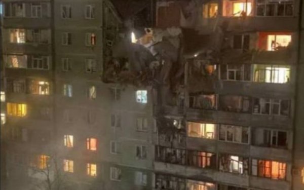 У Сумах "шахед" влучив у багатоповерховий будинок
У Сумах "шахед" влучив у багатоповерховий будинок