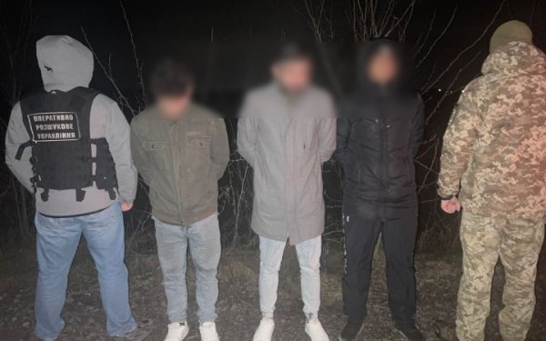 Біля кордону зі Словаччиною затримали дві групи порушників
Біля кордону зі Словаччиною затримали дві групи порушників