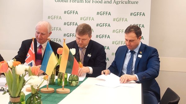 Україна, Британія та Литва запустили систему пошуку викраденого Росією зерна Україна, Британія та Литва запустили систему пошуку викраденого Росією зерна