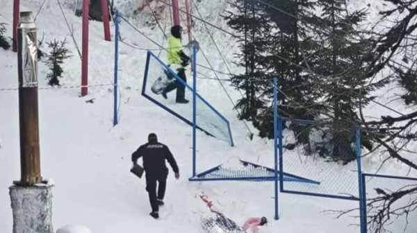 На горнолыжном курорте Драгобрат погибла туристка, которая каталась на лыжах На горнолыжном курорте Драгобрат погибла туристка, которая каталась на лыжах