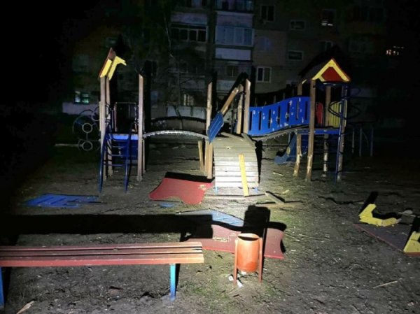 Россияне били по Никопольщине: повредили предприятие, гимназию и многоэтажки Россияне били по Никопольщине: повредили предприятие, гимназию и многоэтажки