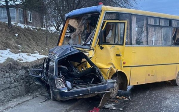 На Львівщині легківка зіткнулася з автобусом. Є жертви
На Львівщині легківка зіткнулася з автобусом. Є жертви