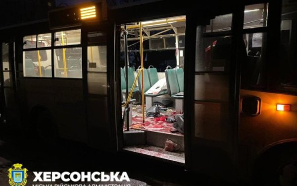 Зросла кількість убитих внаслідок удару Росії по маршрутці в Херсоні: зупинилося серце фахівчині ГУ ДПС
Зросла кількість убитих внаслідок удару Росії по маршрутці в Херсоні: зупинилося серце фахівчині ГУ ДПС