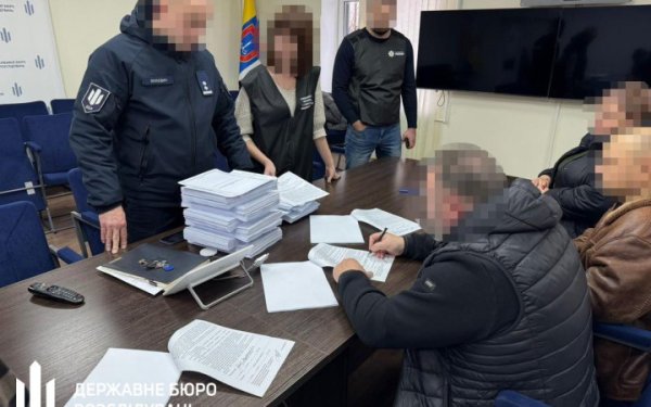 На Кіровоградщині депутата міськради підозрюють в організації закупівлі неякісного одягу для військових
На Кіровоградщині депутата міськради підозрюють в організації закупівлі неякісного одягу для військових