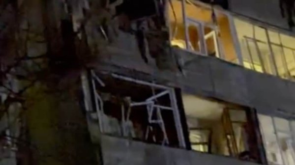 В Сумах российский беспилотник попал в многоэтажку: погиб человек В Сумах российский беспилотник попал в многоэтажку: погиб человек