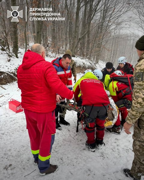 На кордоні з Румунією прикордонники витягли непритомного з прірви
На кордоні з Румунією прикордонники витягли непритомного з прірви