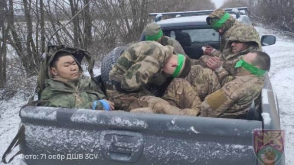 Егеря-десантники отбили вражеский штурм и взяли в плен 6 российских оккупантов Егеря-десантники отбили вражеский штурм и взяли в плен 6 российских оккупантов