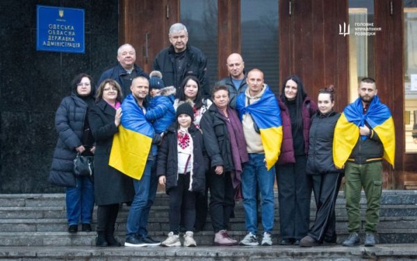 В Одесі рідні зустріли врятованих з єменського полону моряків
В Одесі рідні зустріли врятованих з єменського полону моряків