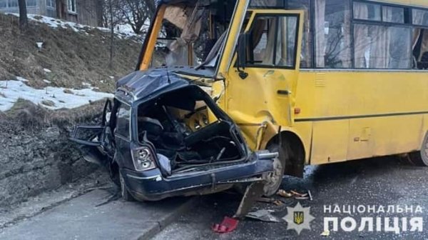 На Львовщине легковушка столкнулась с маршруткой: 4 погибших На Львовщине легковушка столкнулась с маршруткой: 4 погибших