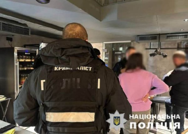 В кафе в центре Киева неизвестный устроил стрельбу: один человек ранен В кафе в центре Киева неизвестный устроил стрельбу: один человек ранен