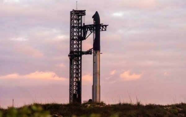 Starship Маска вибухнув після запуску, авіарейсам довелось змінювати маршрути через уламки (відео)
Starship Маска вибухнув після запуску, авіарейсам довелось змінювати маршрути через уламки (відео)