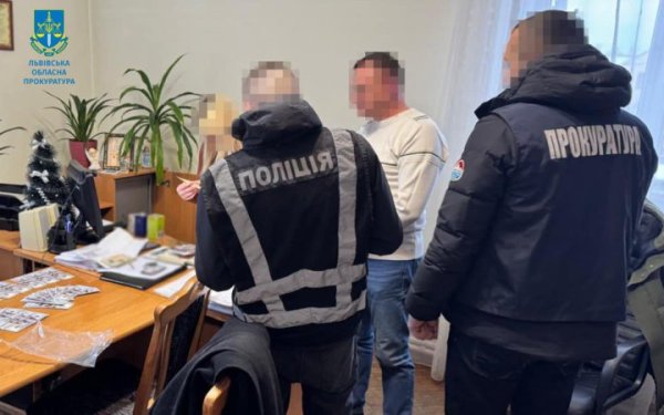 На Львівщині депутата райради упіймали на хабарі розміром $20 000
На Львівщині депутата райради упіймали на хабарі розміром $20 000