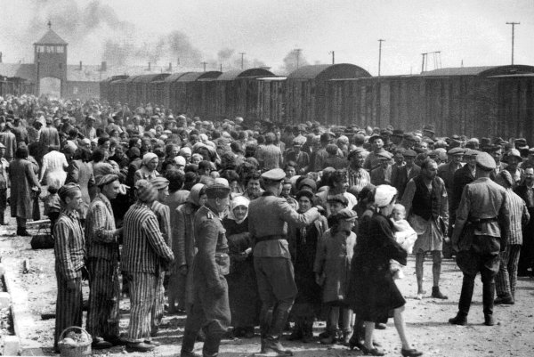 Історик Анатолій Подольський: Сталінська диктатура також відповідальна за Голокост, який вчинили нацисти
Історик Анатолій Подольський: Сталінська диктатура також відповідальна за Голокост, який вчинили нацисти