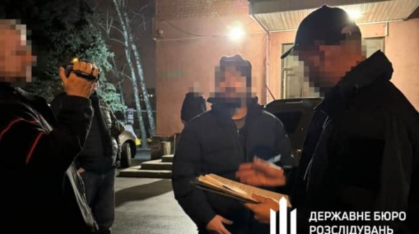 В Днепре задержали дезертира, который организовал схему незаконного выезда мужчин за границу В Днепре задержали дезертира, который организовал схему незаконного выезда мужчин за границу