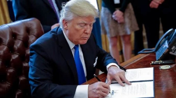 Трамп подписал указ о признании хуситов террористической организацией Трамп подписал указ о признании хуситов террористической организацией