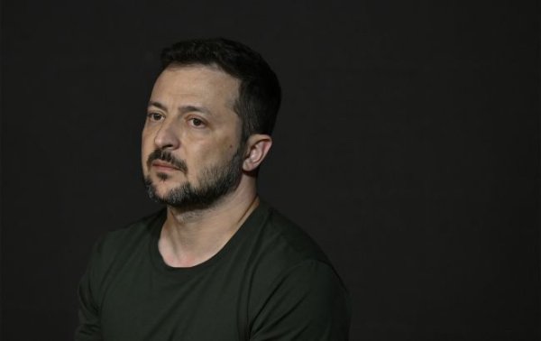 Зеленський показав нове відео спілкування з полоненим солдатом КНДР
Зеленський показав нове відео спілкування з полоненим солдатом КНДР