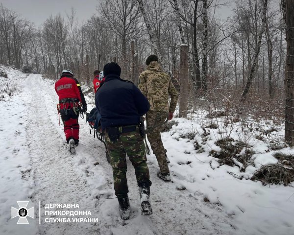 На кордоні з Румунією прикордонники витягли непритомного з прірви
На кордоні з Румунією прикордонники витягли непритомного з прірви