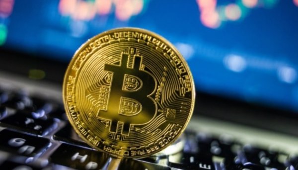 Біткойн упав нижче за $100 тисяч після указу Трампа про криптовалюти Біткойн упав нижче за $100 тисяч після указу Трампа про криптовалюти