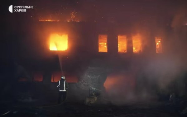 Мер Харкова повідомив про влучання та пожежу в місті (оновлено)
Мер Харкова повідомив про влучання та пожежу в місті (оновлено)