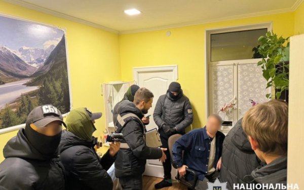 Поліцейські Київщини підозрюють лікаря у тому, що той запропонував військовому стати обмежено придатним
Поліцейські Київщини підозрюють лікаря у тому, що той запропонував військовому стати обмежено придатним