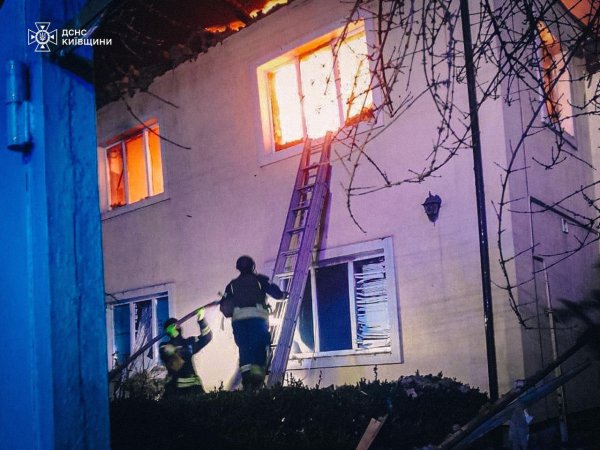 Пожежа в багатоповерхівці в Глевасі, вирва під Львовом: все про наслідки нальоту "Шахедів"
Пожежа в багатоповерхівці в Глевасі, вирва під Львовом: все про наслідки нальоту "Шахедів"