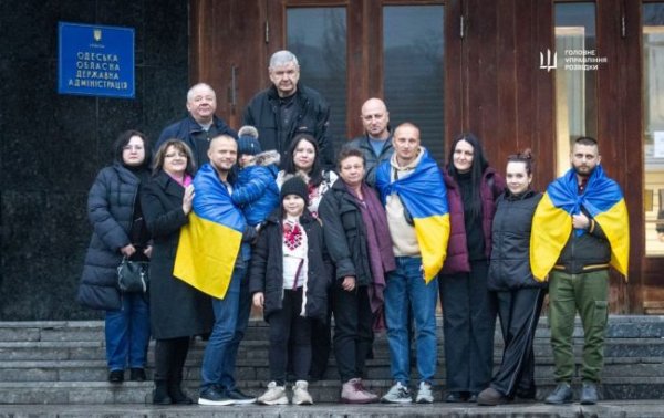 В Одесу прибули українські моряки, яких повернули з полону хуситів
В Одесу прибули українські моряки, яких повернули з полону хуситів